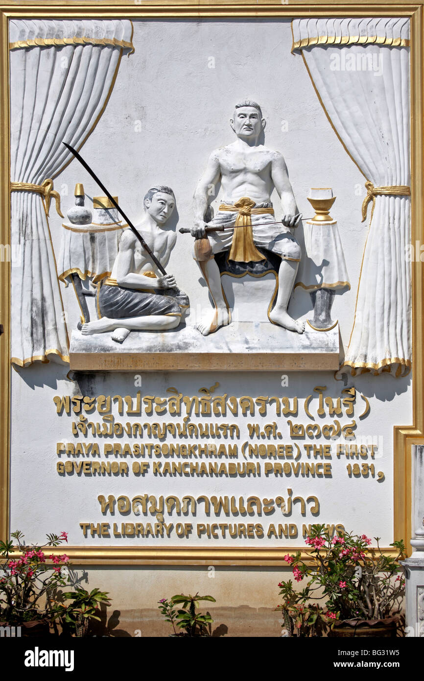 Wand-Plakette zum Gedenken an die ersten Gouverneur der Provinz Kanchanaburi Thailand S. E. Asien Stockfoto