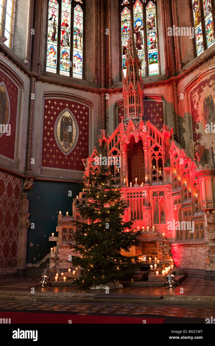 Großbritannien, England, Manchester, Gorton Kloster, Kirche und Kloster des Heiligen Franziskus, Weihnachtsbaum am altar Stockfoto