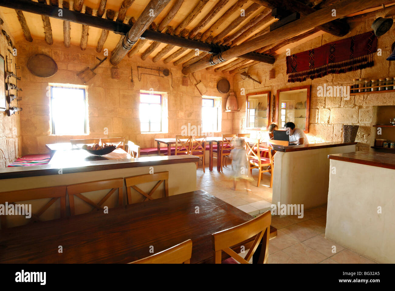 Interieur eines modernen Hauses gebaut aus heimischem Material mit traditionellen Bauweisen, Shivta, Negev, Israel Stockfoto