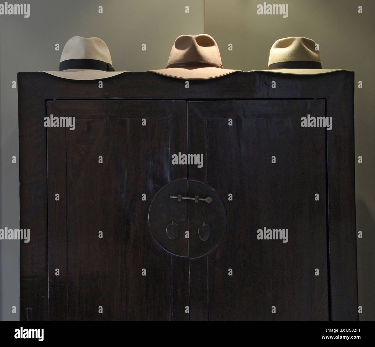 Diese drei Hüte auf dem alten Schrank, drei Phasen zu vertreten schien ein mans Leben. Stockfoto