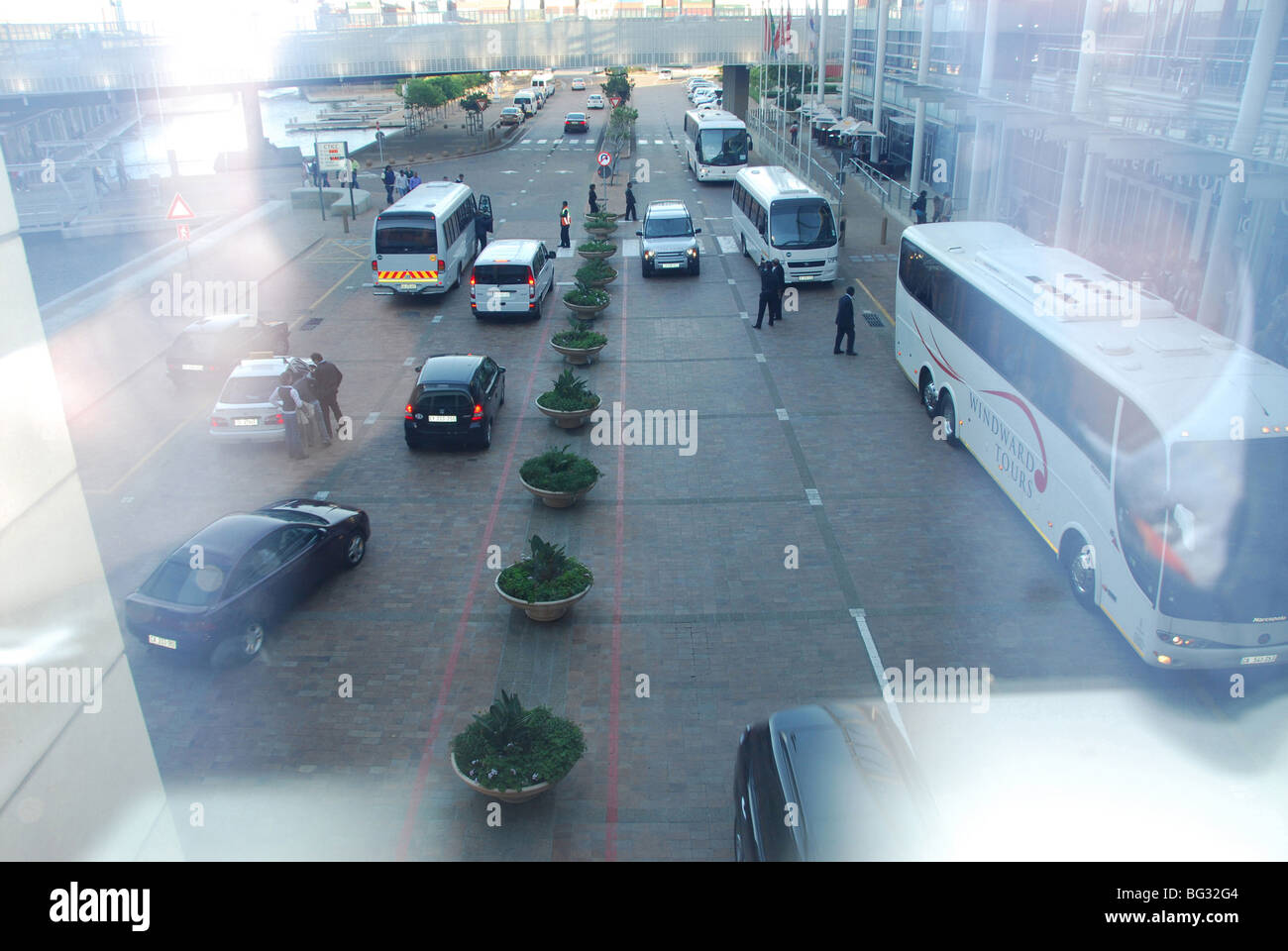 bei der International Conference Centre in Kapstadt Drop off-Bereich gibt es manchmal leere Parkplätze Stockfoto