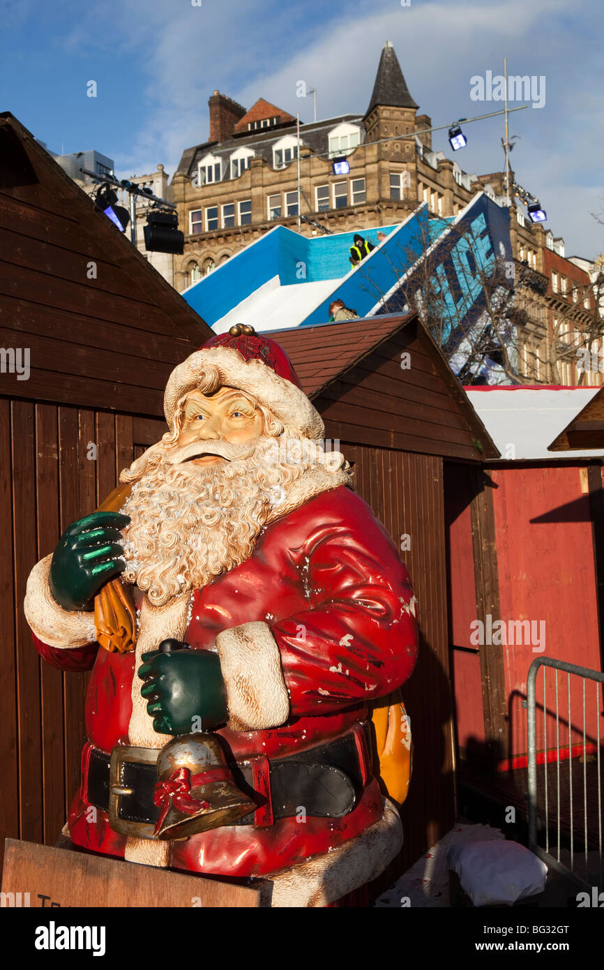 Großbritannien, England, Manchester, Piccadilly Gardens Schnee, Weihnachtsmann Figur am Imbiss-Stand Stockfoto