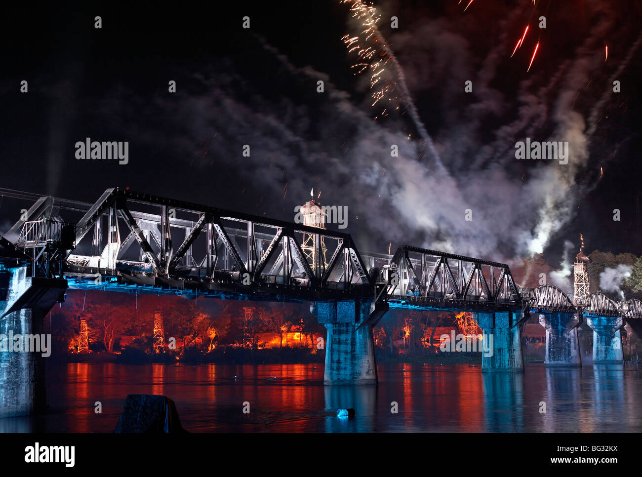 Die Brücke über den River Kwai, Kanchanaburi Licht und Ton WW11 Festival mit simulierten Alliierten Luftangriff beleuchtet. Stockfoto
