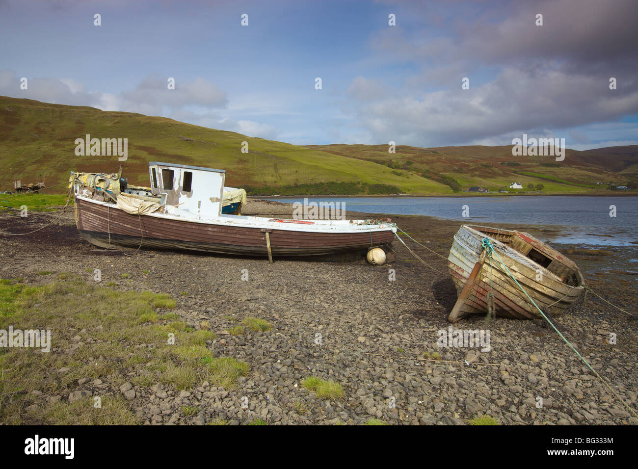 Gestrandeter Boote, Loch Harport, Isle Of Skye, innere Hebriden, Schottland. Stockfoto