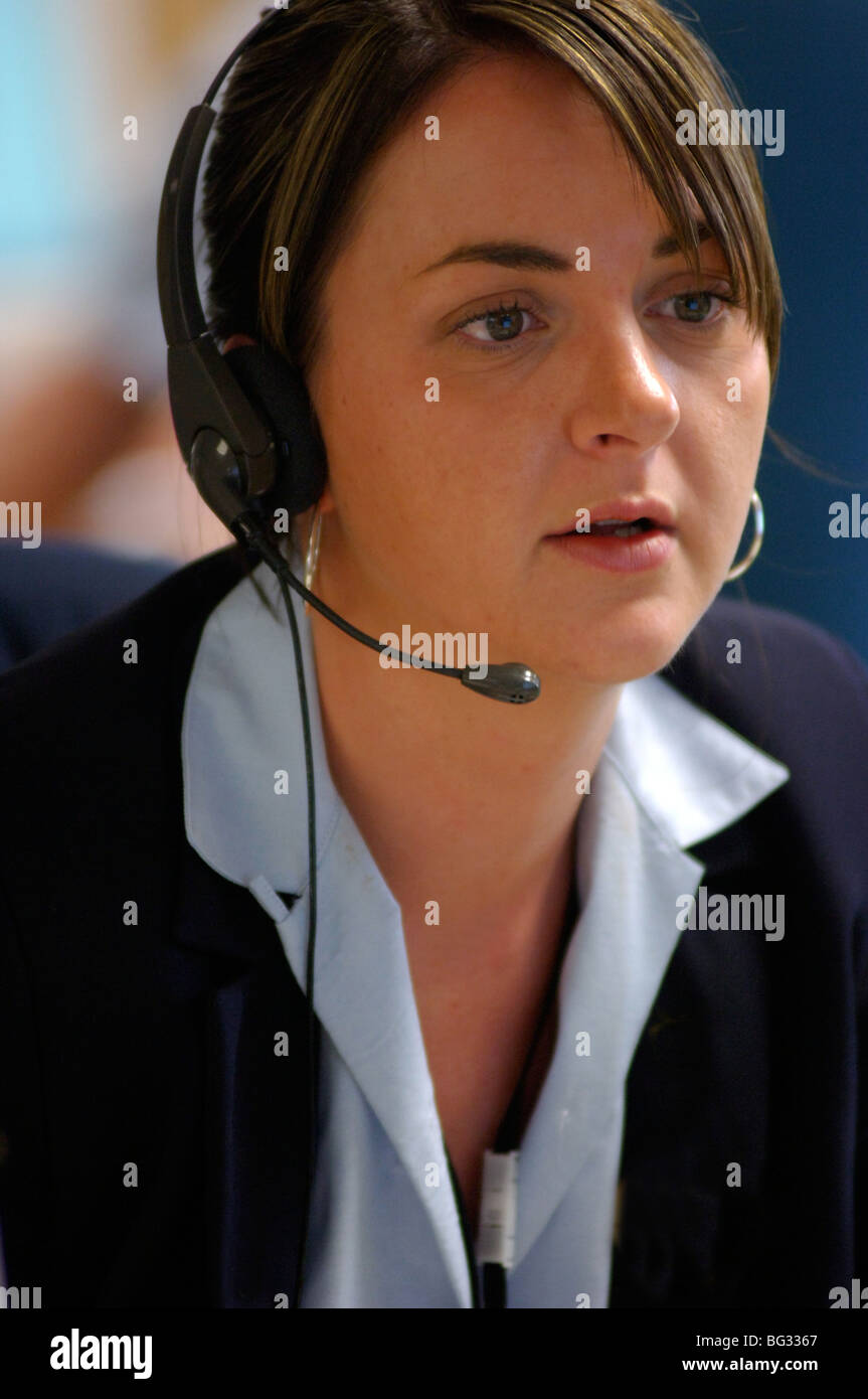 Lizenzfreie kostenlose Foto des Kunden Helpline Assistent im Gespräch mit Kunden am Telefon mit Kopfhörer London UK Stockfoto