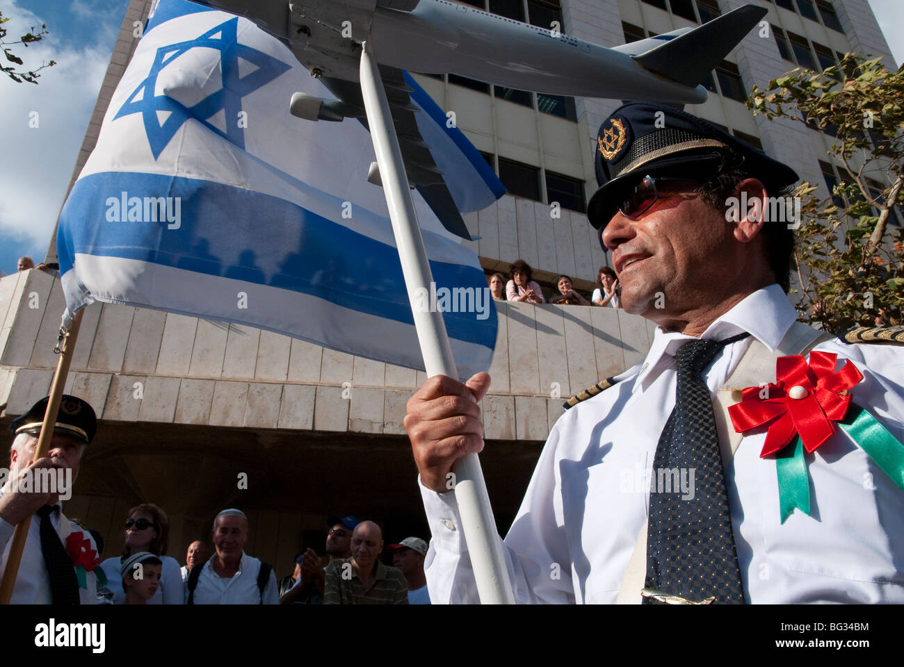 El al Arbeitnehmer hält israelische Fahne während Jerusalem Marsch Stockfoto