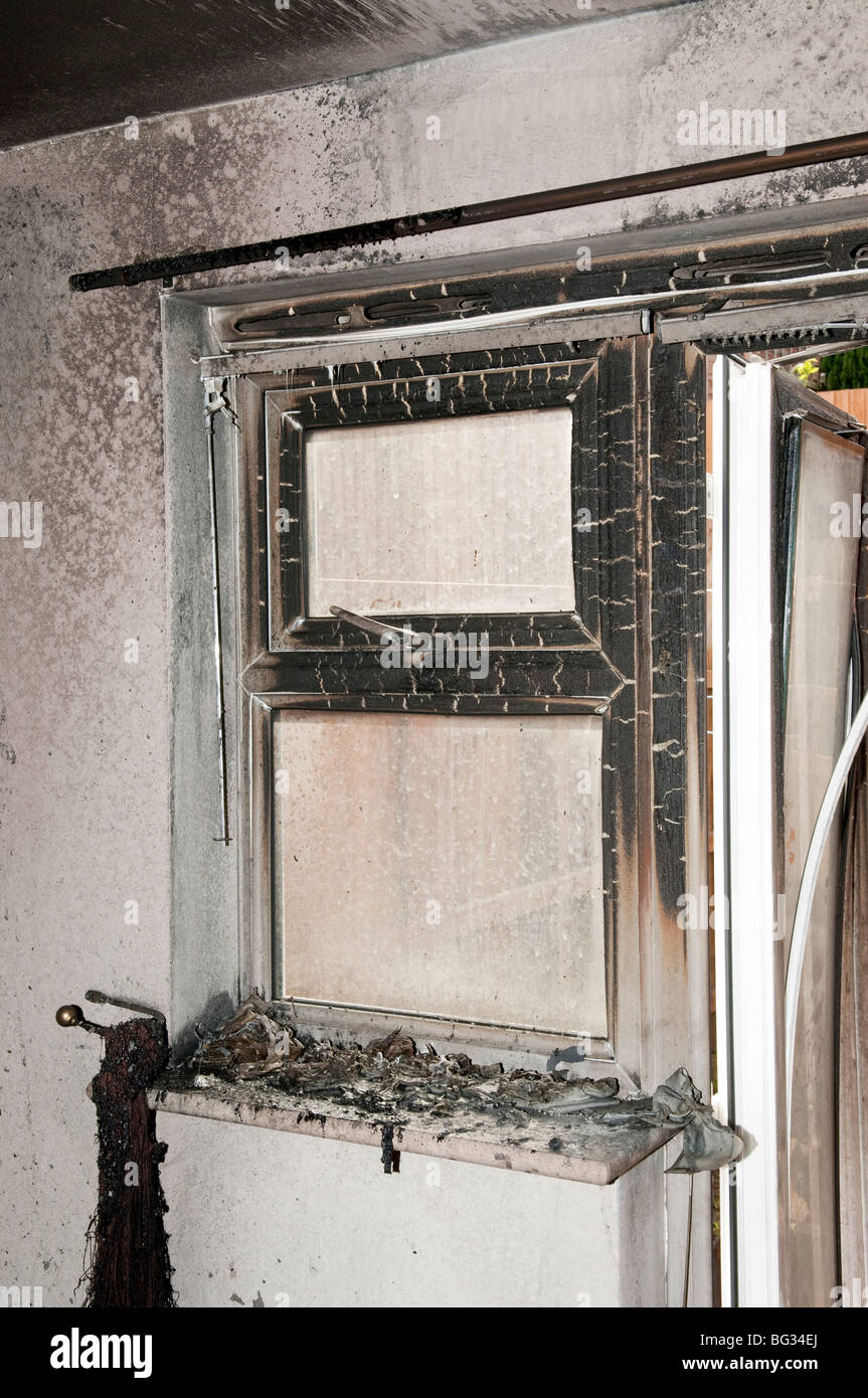 UPVC Doppelverglasung verbrannten im Haus Feuer Stockfoto