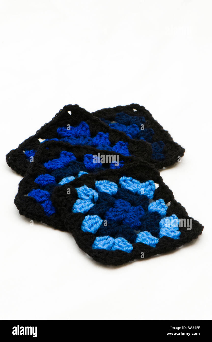 Hand gestrickt schwarz und blau mehrfarbig Oma Quadrate aus Acryl Doppel stricken Wolle gefertigt Stockfoto