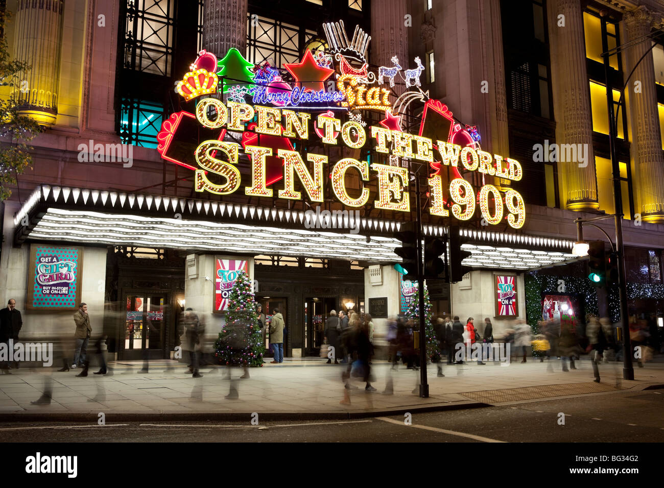 Eingang von Selfridges-Kaufhaus in der Oxford Street zu Weihnachten Stockfoto