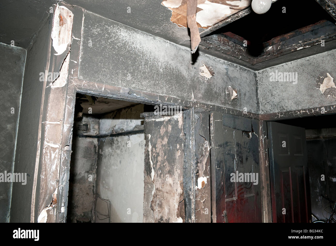 Haus Feuerschaden zu landen und Badezimmer Tür Stockfoto