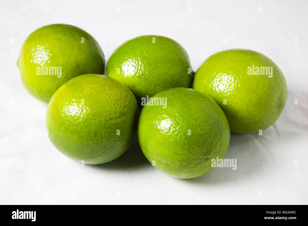 Fünf Limes auf weißem Hintergrund Stockfoto