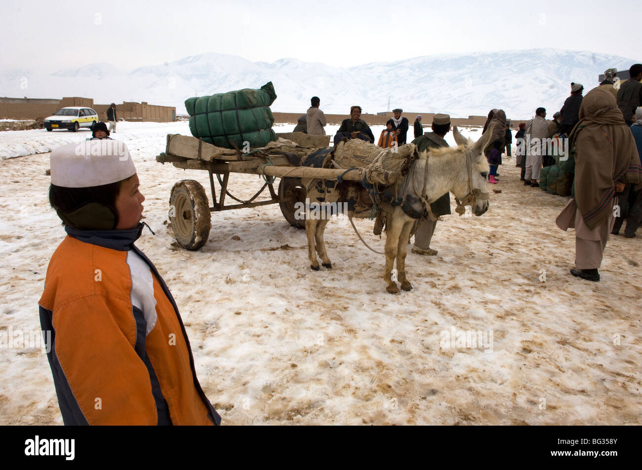 Arme afghanischen Familien erhalten kalte Hilfsgüter um sich in den harten Winter im Norden Afghanistans. Stockfoto