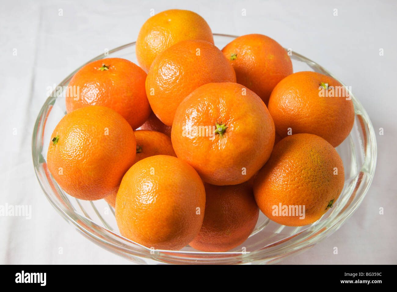 Clementinen in eine Glasschüssel Stockfoto