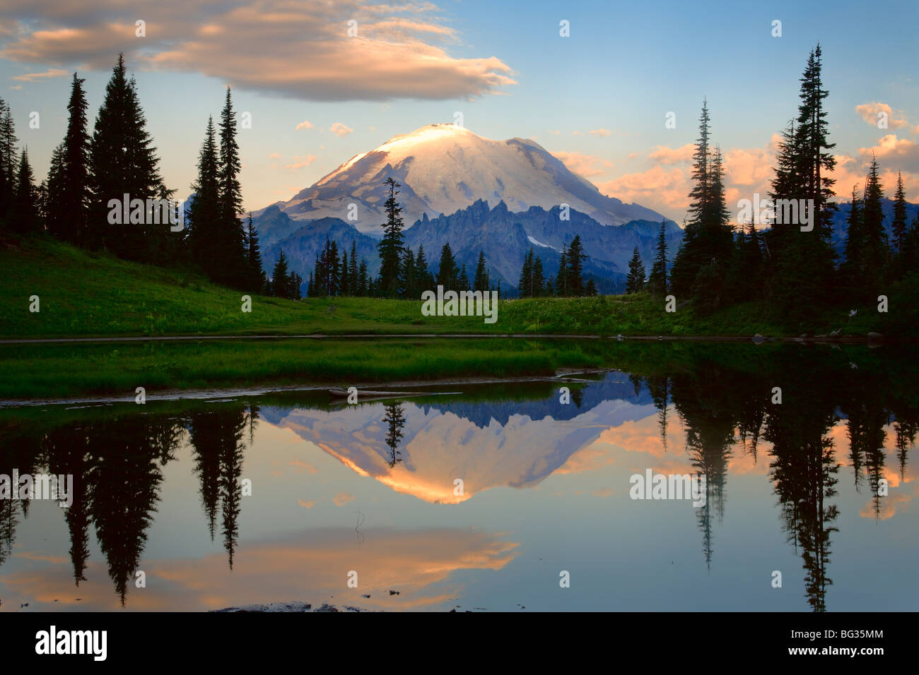 Mount Rainier vom Tipsoo See Stockfoto