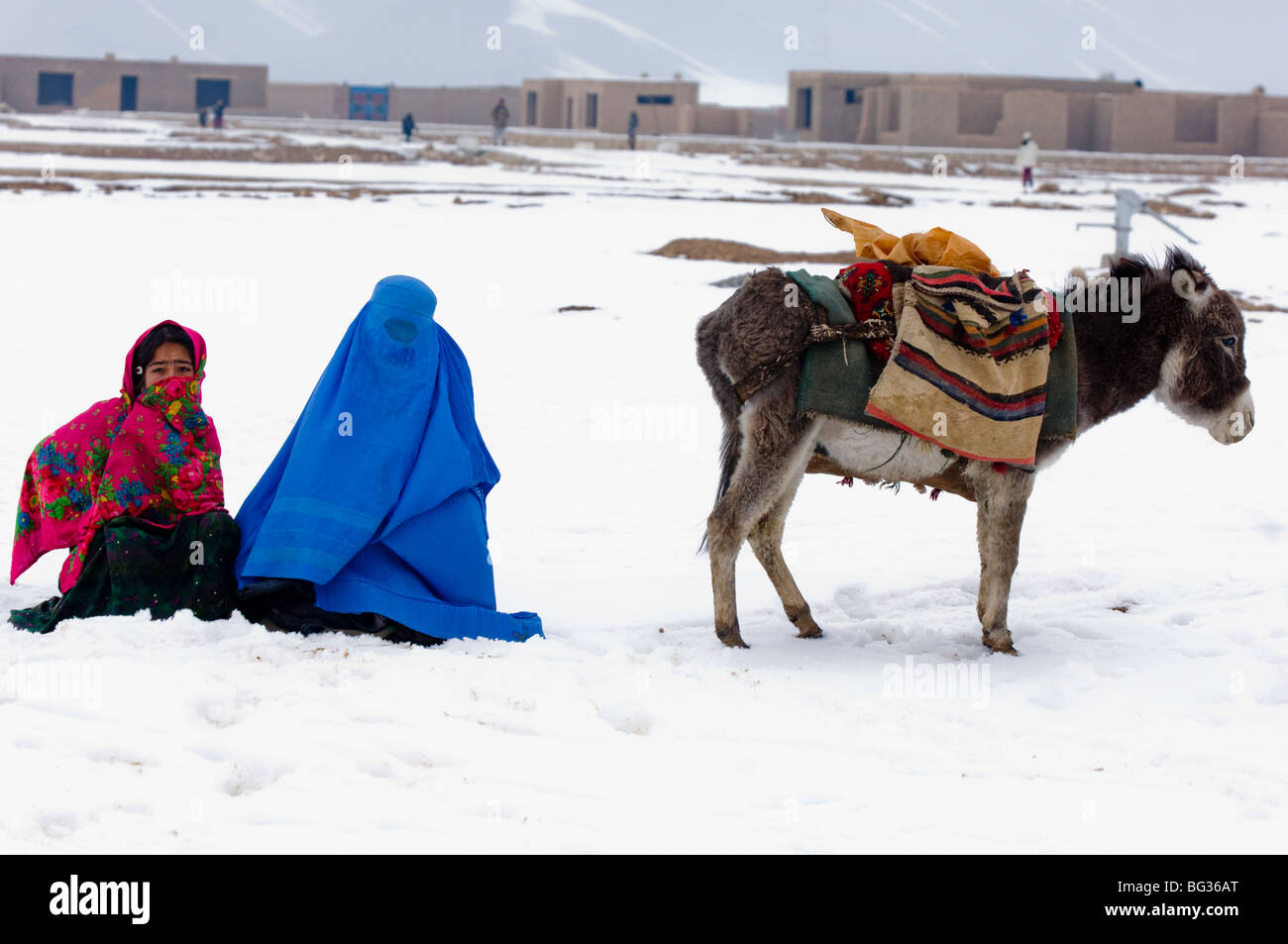 Arme afghanischen Familien erhalten kalte Hilfsgüter um sich in den harten Winter im Norden Afghanistans. Stockfoto