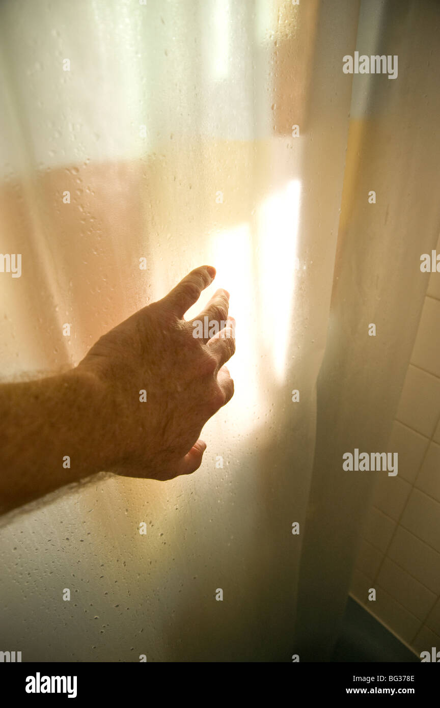 Mans Hand Eröffnung Duschvorhang im Bad Stockfoto