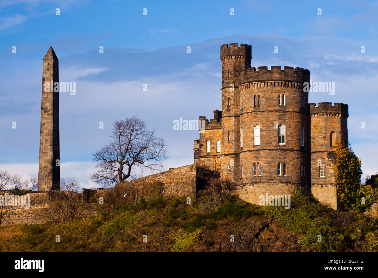 Schottland, Edinburgh, Calton Hill. Thomas Hamiltons Obelisk und Haus des Gouverneurs am Calton Hill Stockfoto