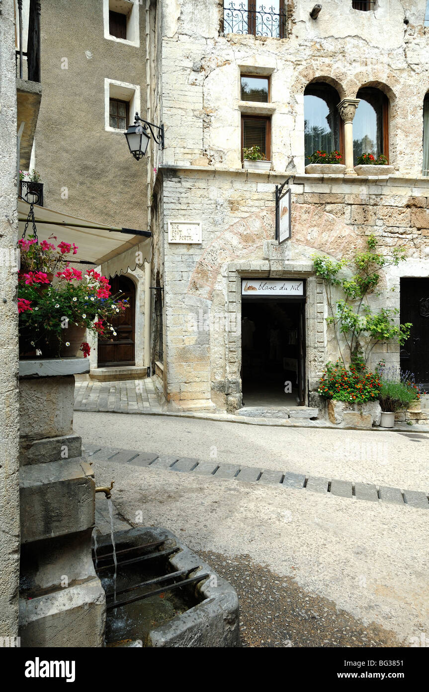 Wandbrunnen oder Straßenbrunnen & enge mittelalterliche Straßen & Häuser von Saint Guilhem le Désert Village, Hérault, Languedoc Roussillon, Frankreich Stockfoto