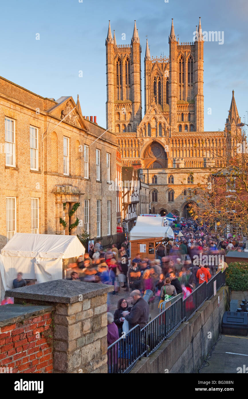 Genießen Sie den Weihnachtsmarkt in Lincoln von Lincoln Kathedrale übersehen Massen Stockfoto