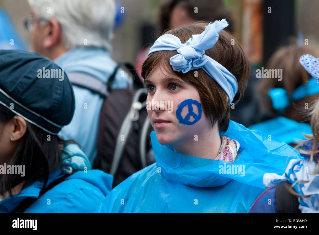 Weibliche Demonstrator mit blauen CND Logo. Der Klimawandel-Marsch in London 2009. Stockfoto