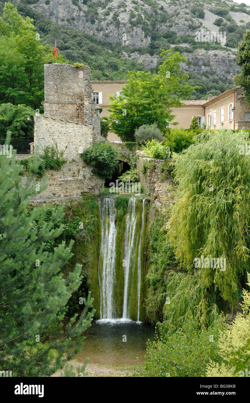 Wasserfall oder Kaskade auf Verdus River Gorge, Saint Guilhem le Désert, Hérault, Languedoc Roussillon, Frankreich Stockfoto