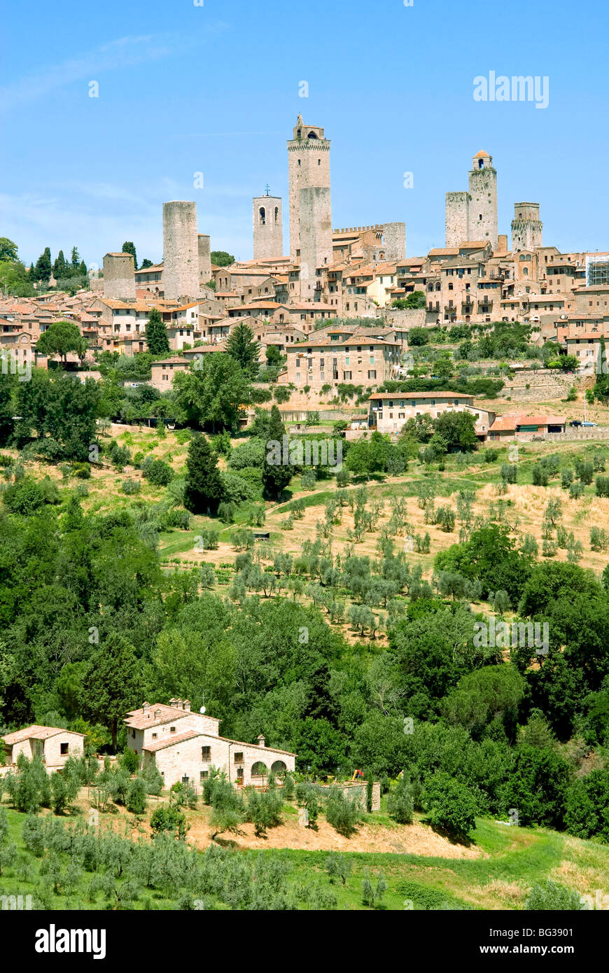 Blick in die Stadt über Agrarlandschaft, San Gimignano, UNESCO-Weltkulturerbe, Toskana, Italien, Europa Stockfoto