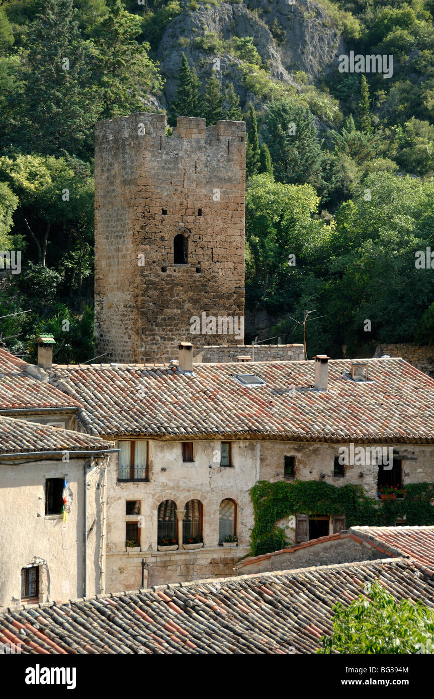 Mittelalterliche Stein Turm & Dorf Häuser von Saint Guilhem le Désert, Hérault, Languedoc Roussillon, Frankreich Stockfoto