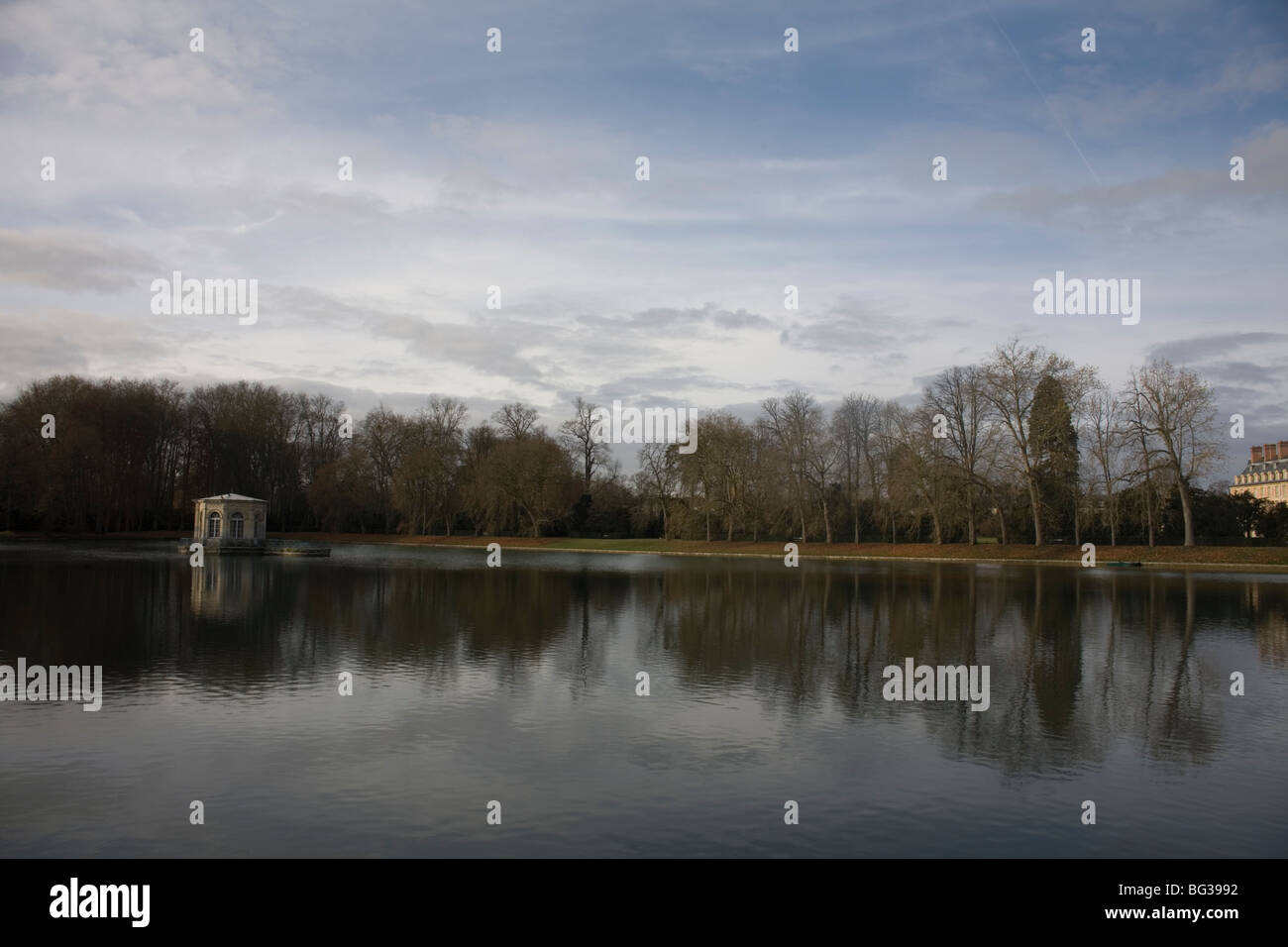 Haus auf einem Teich in Fontainebleau Stockfoto