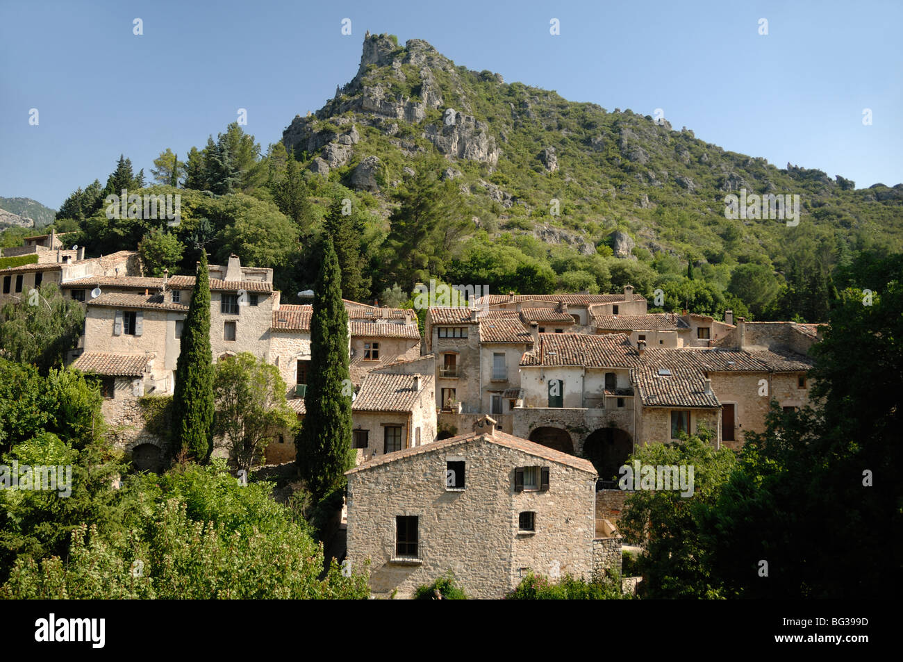 Blick auf das Dorf, alte Dorfhäuser oder Steinhäuser der Saint Guilhem le Desert, Hérault, Languedoc Roussillon, Frankreich Stockfoto