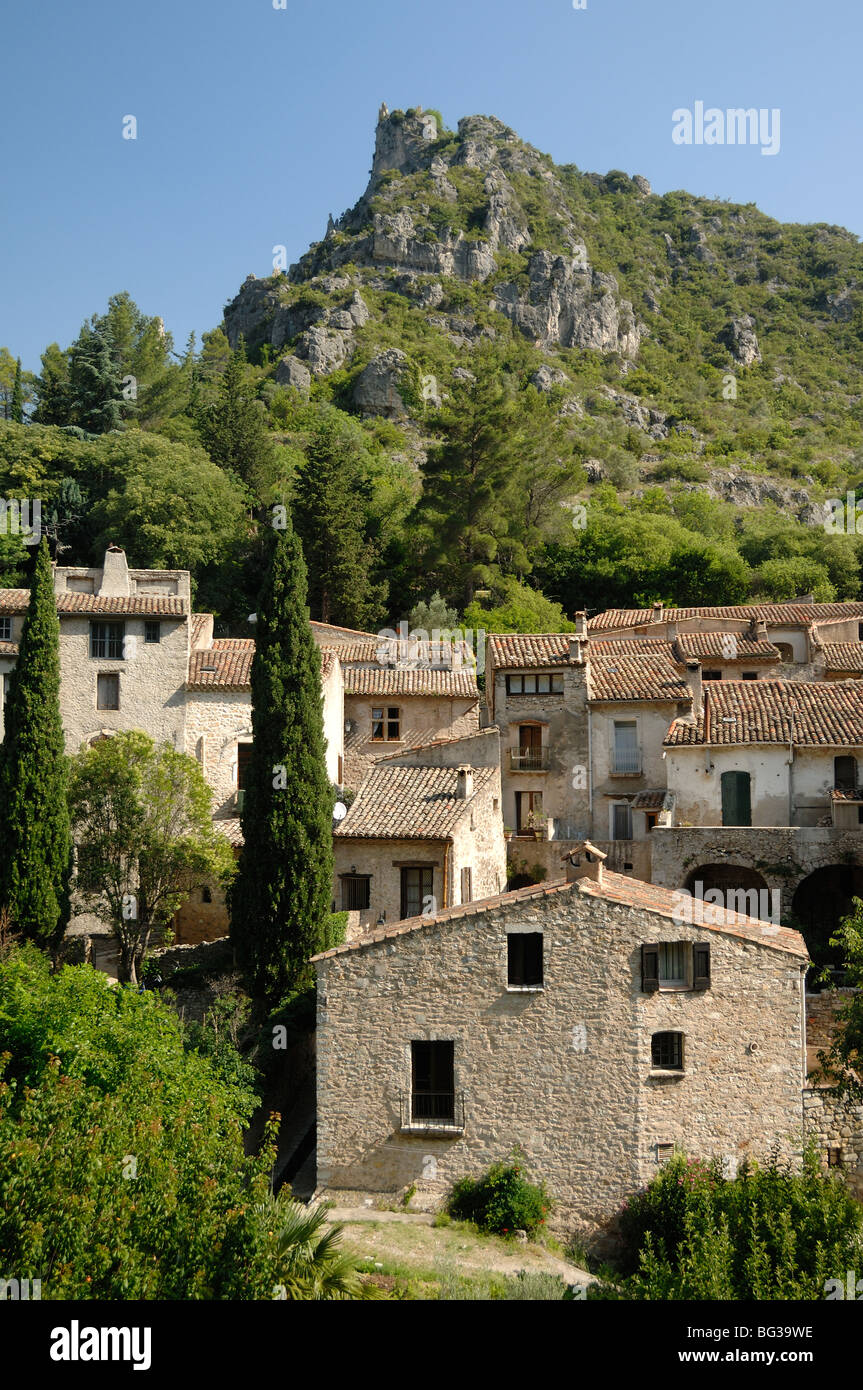 Blick auf die Steindörfer oder alten Häuser in Saint Guilhem le Désert, in der Schlucht Verdus, Hérault, Languedoc Roussillon, Frankreich Stockfoto