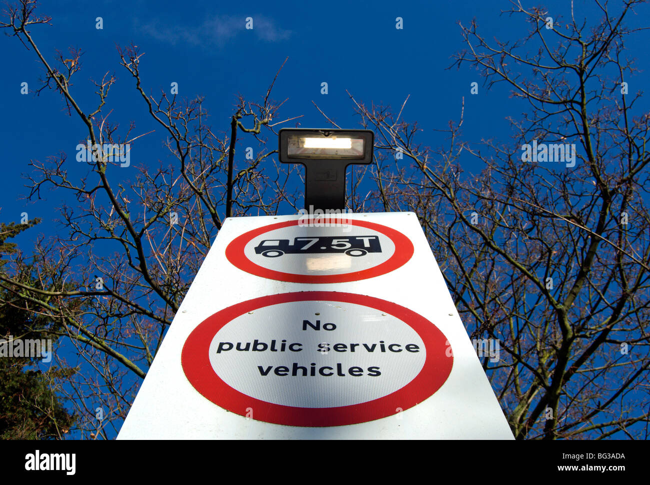 britische Verkehrszeichen Angabe Gewichtsbeschränkung und keinen Zugang für Fahrzeuge des öffentlichen Dienstes Stockfoto