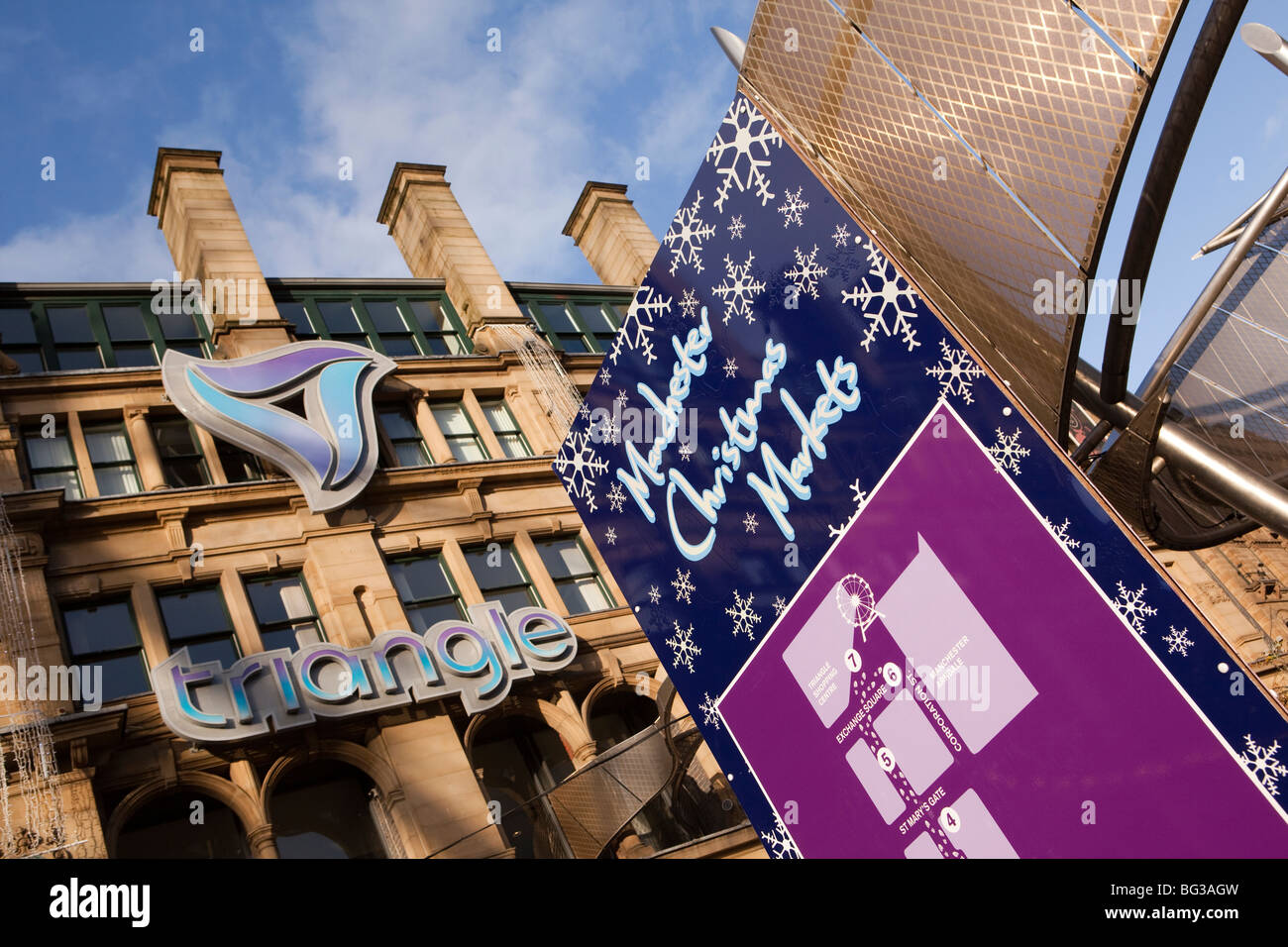 Großbritannien, England, Manchester, Cathedral Street, Weihnachtsmärkte Werbeschild außerhalb des Dreiecks Stockfoto