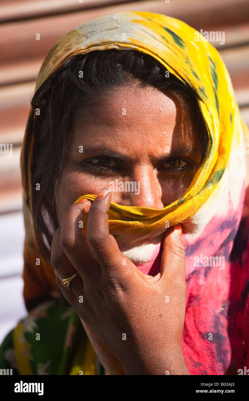 Verschleierte Frau in Indien Pushkar Stockfoto