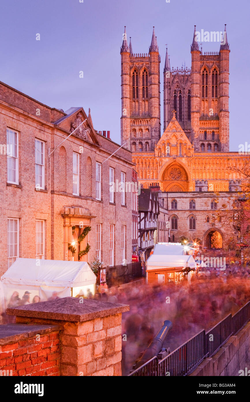 Genießen Sie den Weihnachtsmarkt in Lincoln von Lincoln Kathedrale übersehen Massen Stockfoto