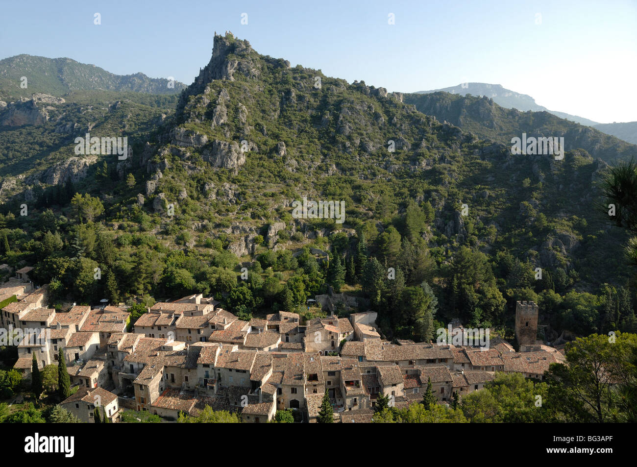 Luftaufnahme oder Panoramablick über das mittelalterliche Dorf Saint Guilhem le Désert in der Schlucht Verdus, Hérault, Languedoc Roussillon, Südfrankreich Stockfoto