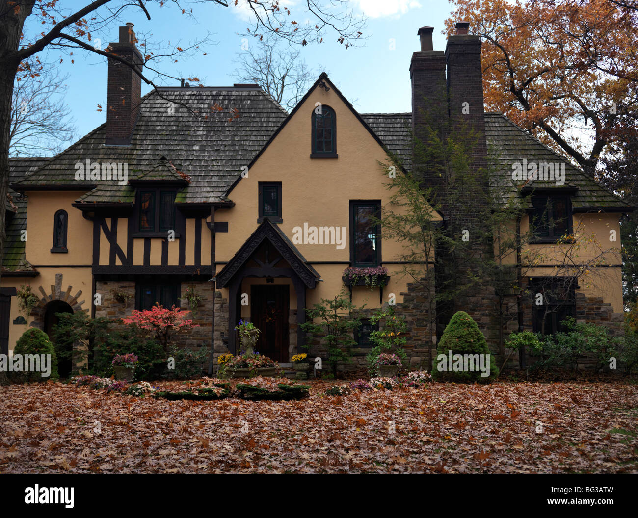 Schönes großes Haus im Herbst Stockfoto