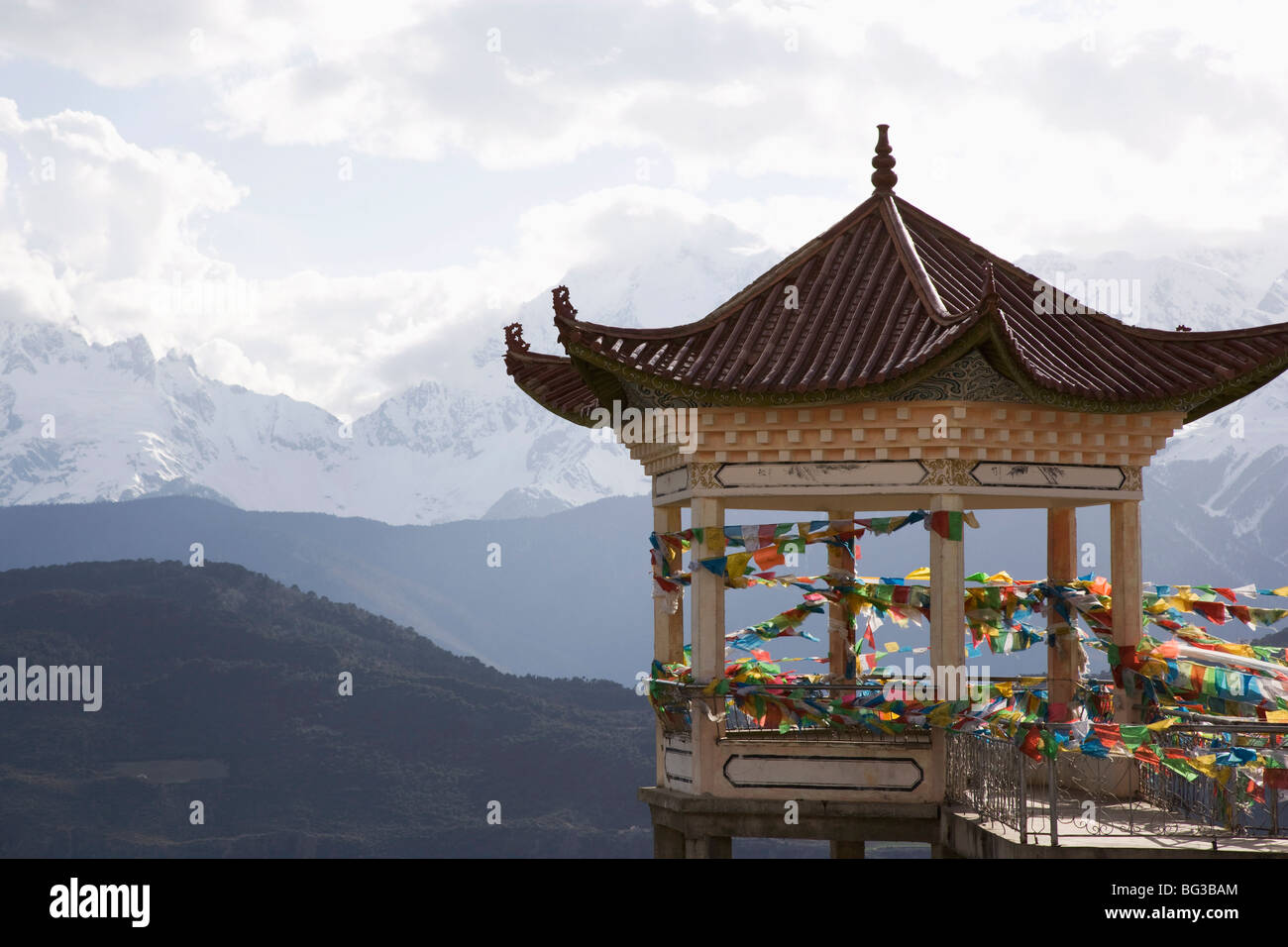 Buddhistische Stupa nr Deqin, tibetische Grenze, Meili Snow Mountain peak Hintergrund, Dequin, Shangri-La Region, Provinz Yunnan, China Stockfoto