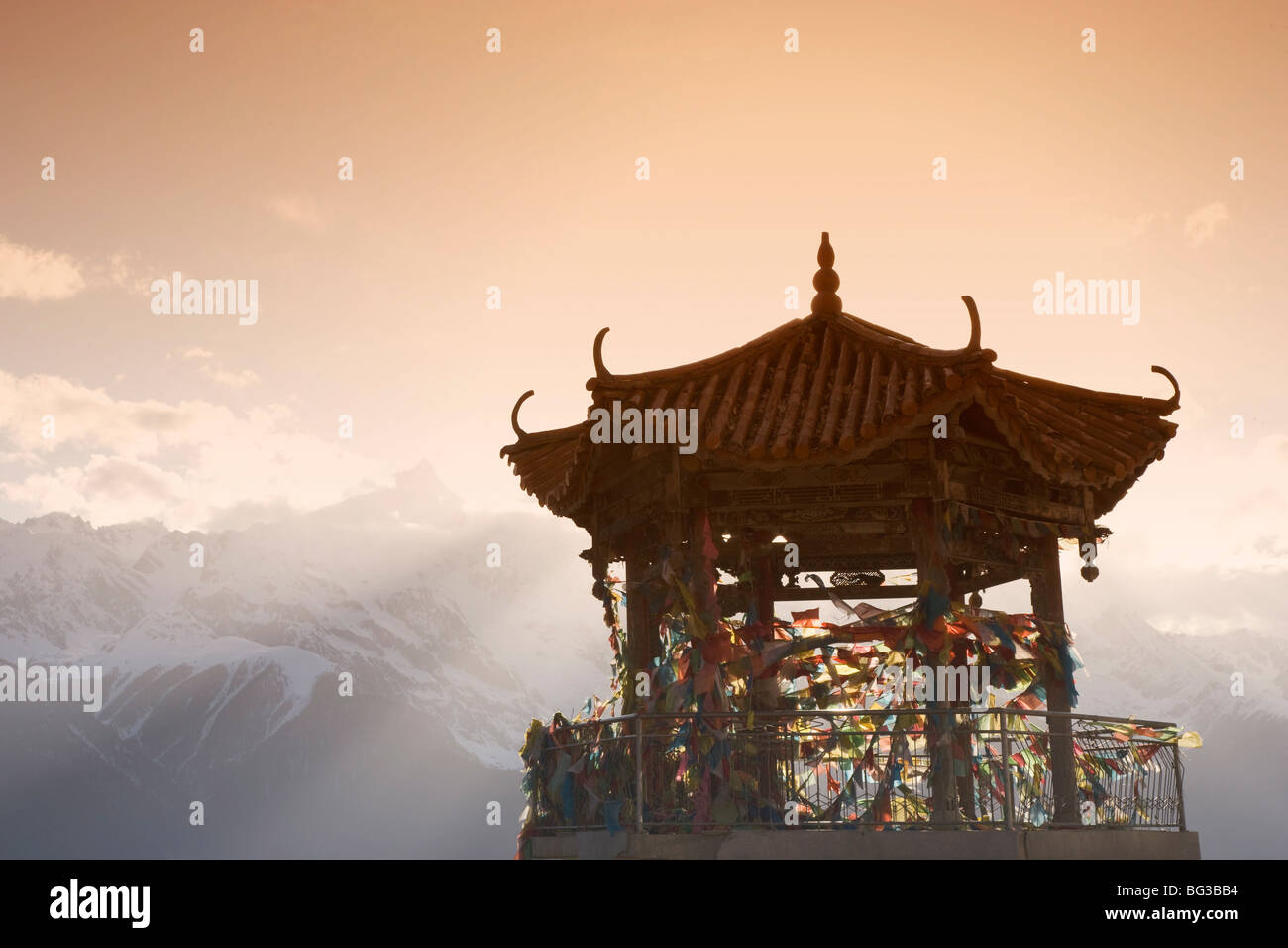 Buddhistische Stupa nr Deqin, tibetische Grenze, Meili Snow Mountain peak Hintergrund, Dequin, Shangri-La Region, Provinz Yunnan, China Stockfoto