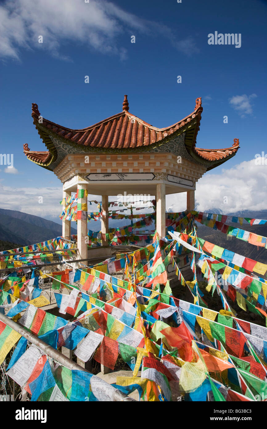 Buddhistische Stupa, Deqin, namens Shangri-La, an der tibetischen Grenze, Shangri-La Region, Provinz Yunnan, China, Asien Stockfoto