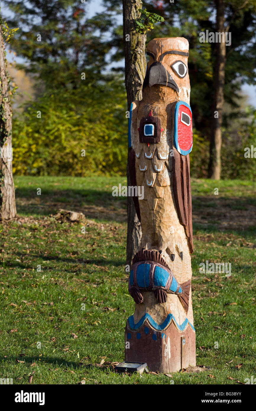 Hölzerne indianische Totem im Park. Stockfoto