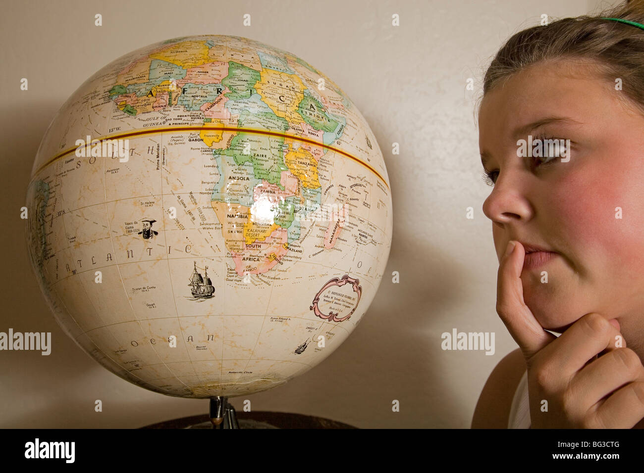 Ein Jugendlicher Student Blick auf eine Welt Globus Erde Karte der Welt Stockfoto