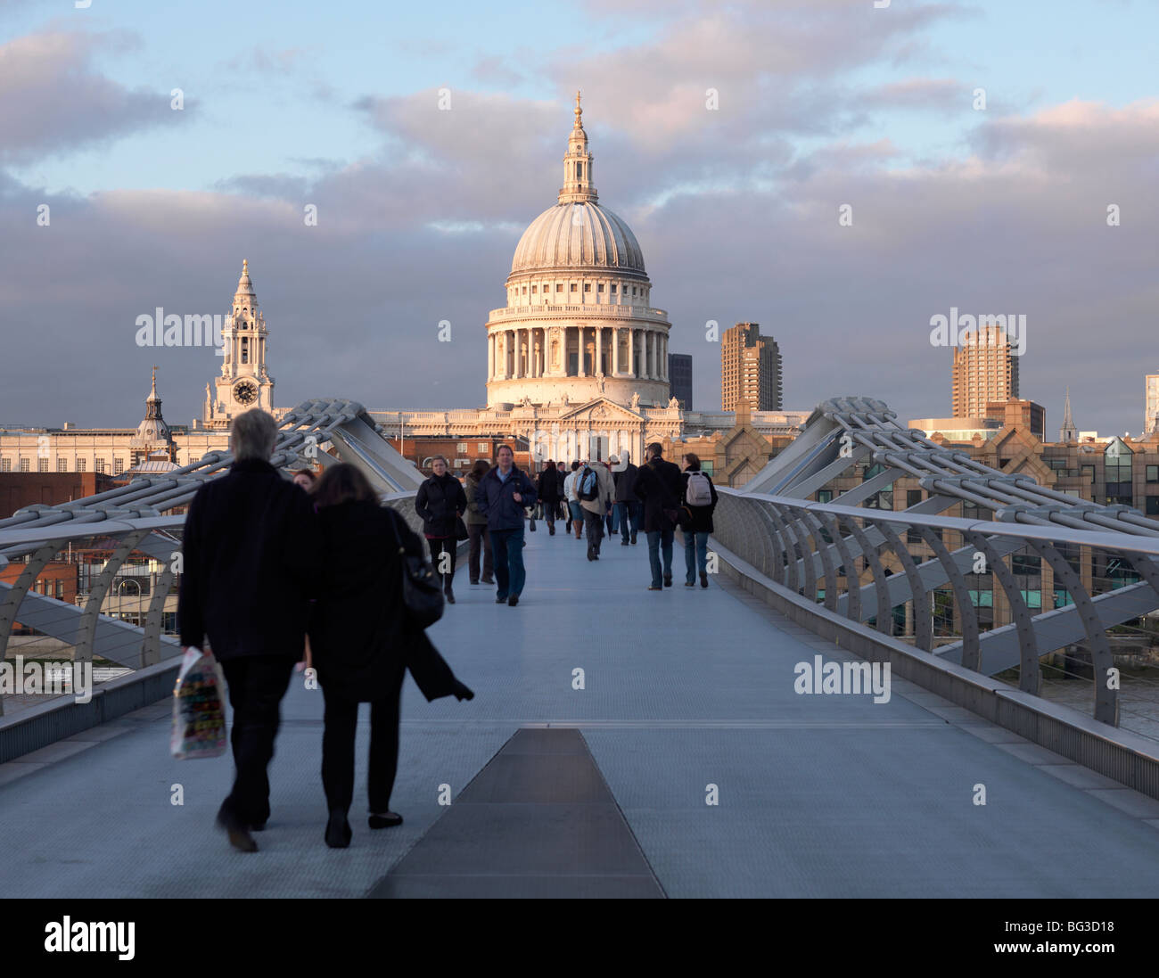 Saint-Paul Kathedrale von der Millennium (wackelig) Fussgängerbrücke Stockfoto