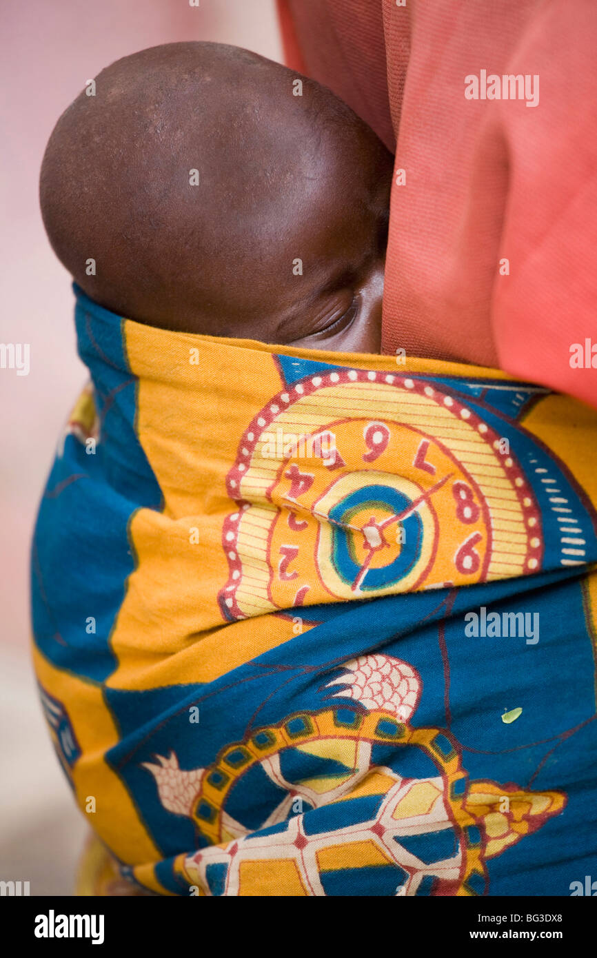 Baby durchgeführt auf Mutters Rücken, Dorf Masango, Provinz Cibitoke, Burundi, Afrika Stockfoto