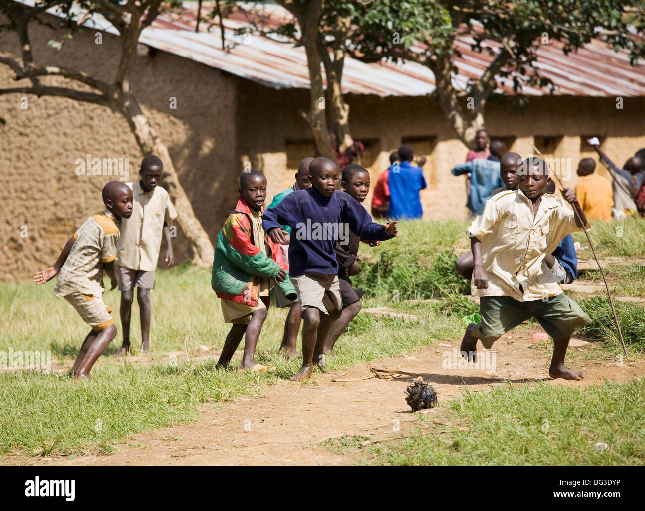 Jungs spielen Fußball, Dorf Masango, Provinz Cibitoke, Burundi, Afrika Stockfoto