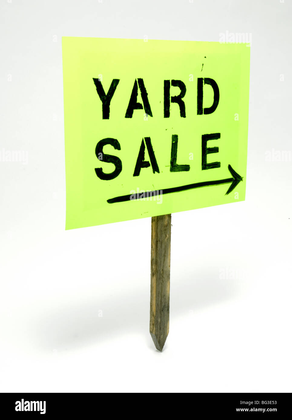 Yard Sale Schild mit einem Pfeil auf einem hölzernen Pfosten Stockfoto