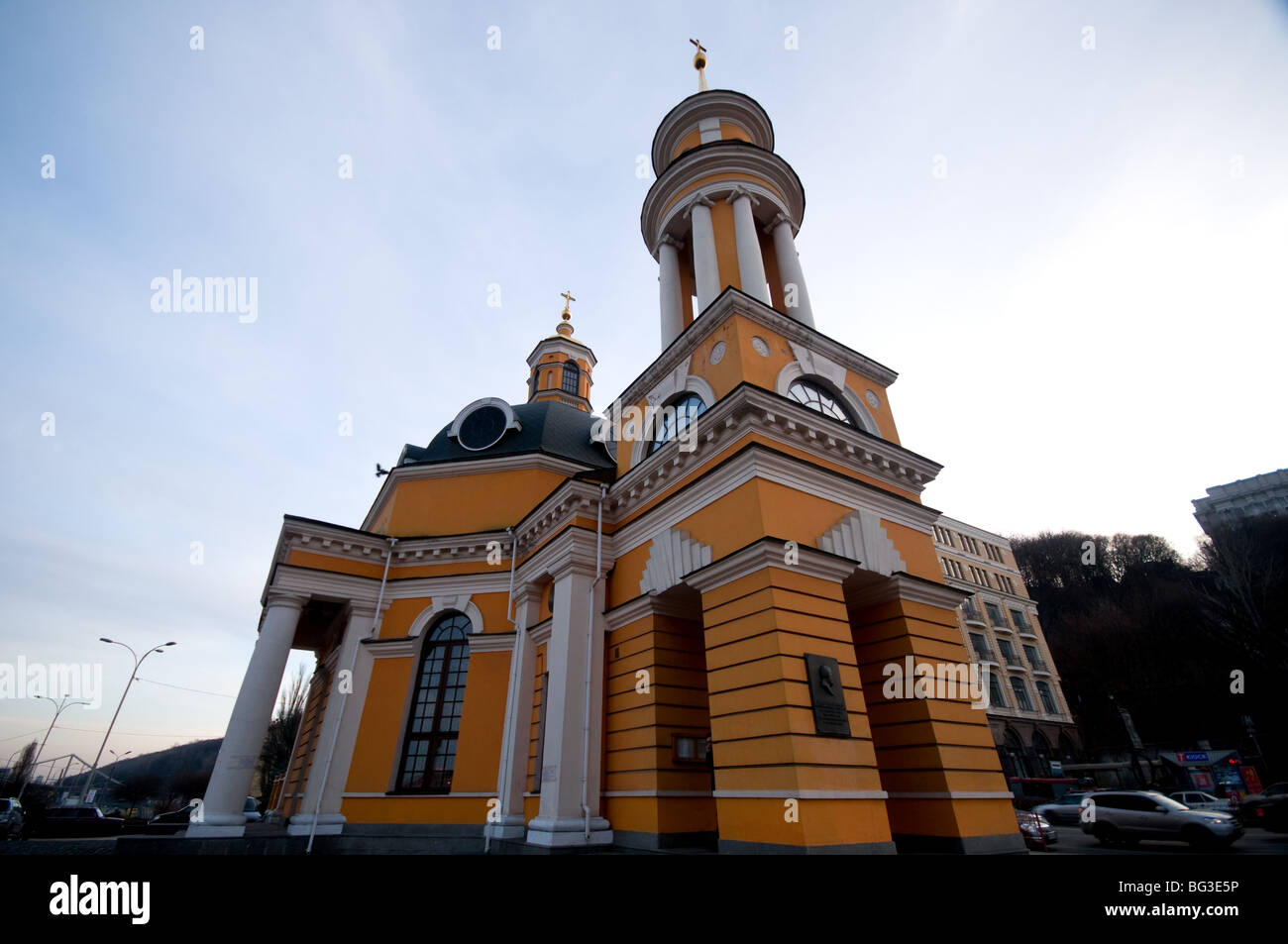 Östliche orthodoxe Kirche in Poshtova Square, Kiew, Ukraine Stockfoto