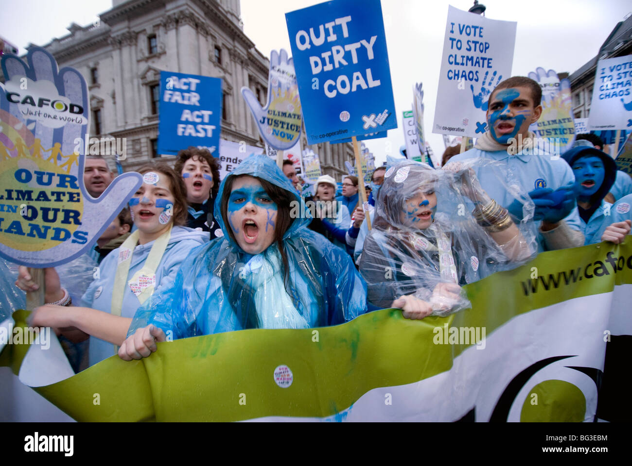 50.000 fordern Maßnahmen gegen den Klimawandel auf die Welle, die größte jemals UK Klimawandel März in London. 5. Dezember 2009 Stockfoto