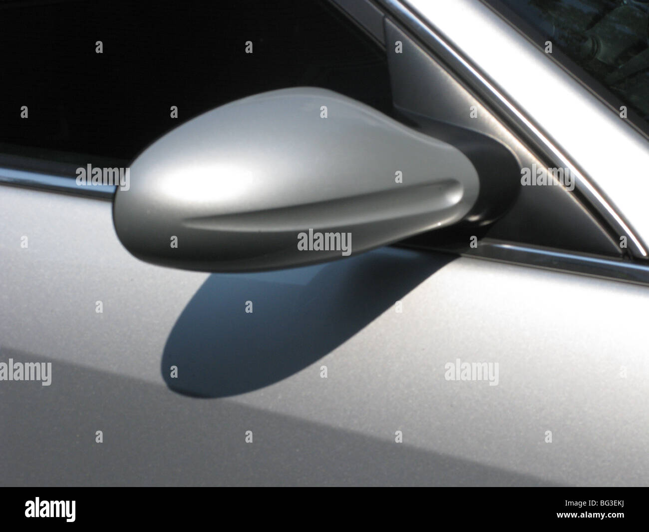 Der Spiegel der hinteren Ansicht eines silbernen Automobils. Stockfoto