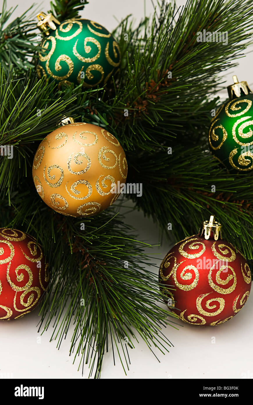 Nahaufnahme von Weihnachtsschmuck auf einem Weihnachtsbaum. Isoliert auf weiss Stockfoto
