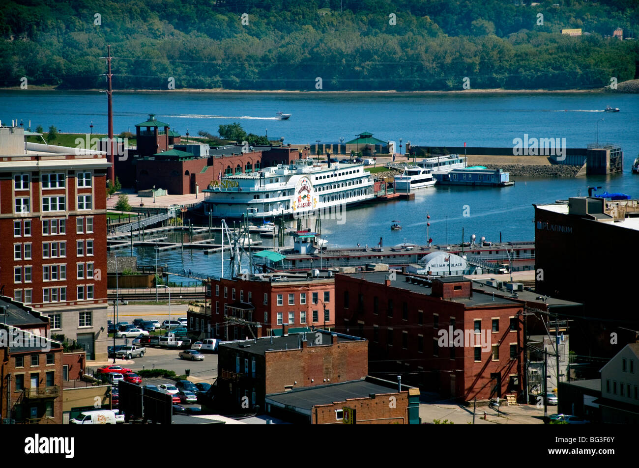 Blick auf die Stadt und das Diamond Jo Casino von Fenelon Place Elevator in Dubuque, Iowa. Stockfoto